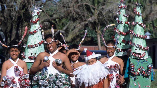 Rarotonga, Cookovy ostrovy, domorodci ve v�no�n�ch kost�mech z recyklovan�ch plechovek