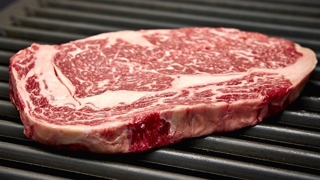 La Casa Argentina nabízí nejlepší hovězí na světě. 300gramový steak z býčků japonského plemene Wagyu vyjde na 4 800 korun.