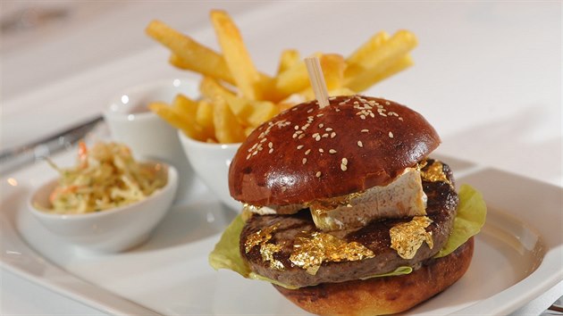 Zřejmě nejdražší burger v metropoli stojí tisíc korun a zdobí ho plátky zlata.
