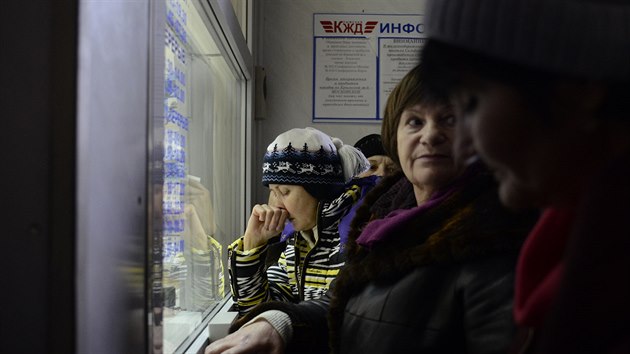 Lid v krymskm Simferopolu stoj frontu u ndran pokladny, kde chtj vrtit jzdenky na Ukrajinu (27. prosince 2014).