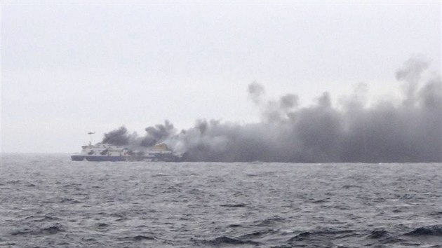 Z trajektu Norman Atlantic stoup hust dm. Por vznikl v garch na plavidle (28. prosince 2014).