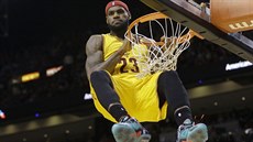 Showmanství má basketbalová superstar LeBron James v krvi.