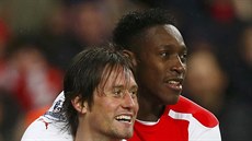 Tomá Rosický (vlevo) a Danny Welbeck oslavují branku eského záloníka do sít...