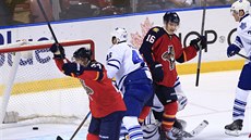 Hokejisté Floridy Brad Boyes (vlevo) a Aleksander Barkov slaví vítzný gól...