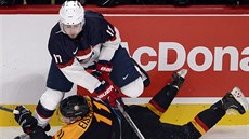 Alex Tuch z USA a Markus Eisenschmid z N�mecka (dole).