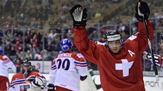etí hokejoví junioi na MS dostali gól od výcarska, raduje se Kevin Fiala.