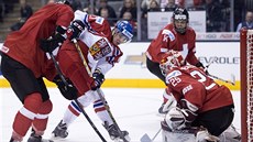 eský hokejista Dominik Maín se probíjí ped výcarskou branku v utkání MS...