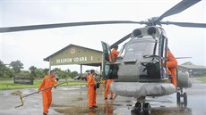 Vrtulník indonéských vzduných sil  se chystá vzlétnout a pátrat po zmizelém...