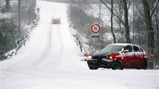 Jedna z nehod, které se na snhu staly na Karlovarsku. (29. prosince 2014)