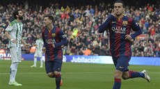 Útoník Barcelony Pedro Rodriguez (vpravo) se raduje ze svého gólu v utkání...