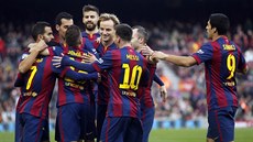Fotbalisté Barcelony slaví gól v zápase �pan�lské ligy proti Cordob�.