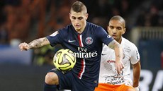 Marco Verratti (vlevo) se snaí udret mí ped Jorisem Marveauxem v zápase...