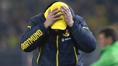 NA TO SE NEBUDU DÍVAT. Jürgen Klopp, trenér Borussie Dortmund, klopí oči k zemi...