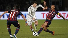 Gareth Bale (uprosted), záloník Realu Madrid, se snaí proniknout mezi dvma...