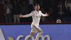 JE TAM! Obránce Realu Madrid Sergio Ramos slaví svj gól, který dal ve finále...