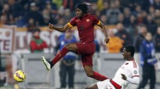 Gervinho (vlevo), úto�ník AS �ím, se sna�í projít p�es obránce AC Milán...