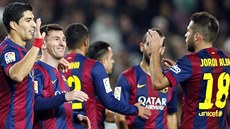 TÝMOVÁ OSLAVA. Fotbalisté Barcelony se radují z vítzství v zápase panlské...