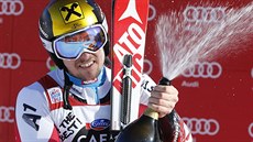 Marcel Hirscher oslavuje vít�zství v ob�ím slalomu v Alta Badii.