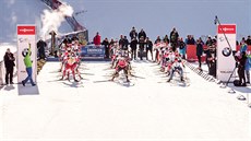 START. Biatlonisté vybíhají do hromadného závodu v Pokljuce.