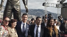 Cristiano Ronaldo spolen s rodinou odhaluje svoji sochu ve mst Funchal na...