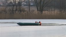 Hasi�i práv� dorazili ke psovi, který se v ledové vod� marn� sna�il zachytit...