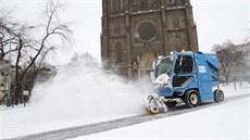 Úklid zasn�ených chodník� na Nám�stí Míru v Praze. (29. prosince 2014)