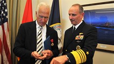 Velitel námoních operací admirál Jonathan Greenert (vpravo) s Herbertem...