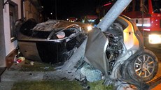 Řidič roztříštil v Újezdu u Brna automobil o sloup. On i spolujezdec vyvázli se...
