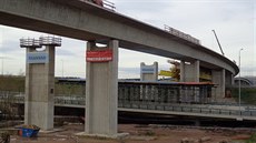 Hradubická silnice I/37 v pr�b�hu prosince 2014. Nad �ty�proudou komunikací je...