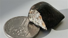 Fotografie nalezeného úlomku meteoritu po prvotním prozkoumání v Astronomickém...