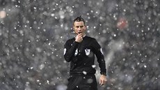 Rozhod�í Mark Clattenburg práv� ukon�il zápas Manchester City - West Bromwich,...