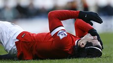 Útočník Radamel Falcao z Manchesteru United se po jednom ze soubojů drží za...