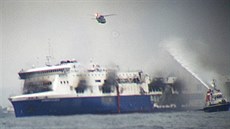 K záchran cestujících na trajektu byl povolán i vrtulník.