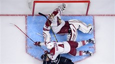 Zbyn�k Michálek zalehl p�i hlídání branky Arizony losangeleského protivníka...