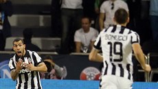 Carlos Tevez (uprosted) slaví se spoluhrái z Juventusu svj gól proti Neapoli.