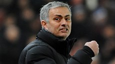 José Mourinho, trenér Chelsea, se raduje z gólu svého týmu.