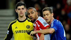 Steven N'Zonzi (uprosted) ze Stoke a Nemanja Mati (vpravo) z Chelsea bojují o...