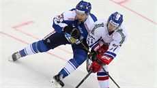 V souboji o puk se ocitl finský hokejista Ilari Filppula (vlevo) a Roman Horák.