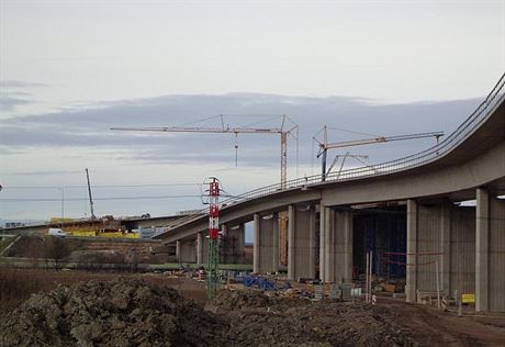 U Opatovic nad Labem rostou mosty budoucí R35. Píprava pokrauje výkupy pozemk.