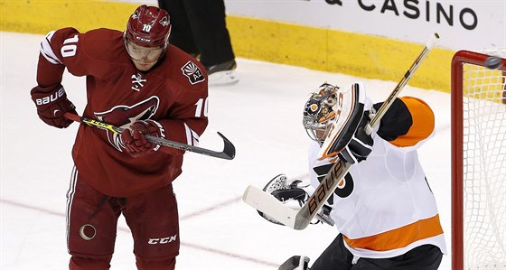 Martin Erat z Arizony teuje puk ped brankáem Stevem Masonem z Philadelphie.