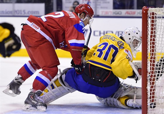Linus Söderström ze védska zasahuje proti ruskému juniorovi Ivanu Barbasjovovi.