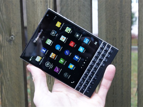 Nejpodivnější mobil je hodně užitečný. Test BlackBerry Passport - iDNES.cz