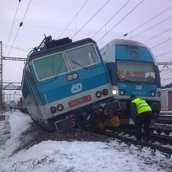 Osobní vlak na nádraží v Poříčanech projel na červenou a srazil se s rychlíkem.