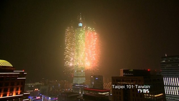 Oslavy v Asii: balonky a ohňostroj z mrakodrapu - iDNES.tv