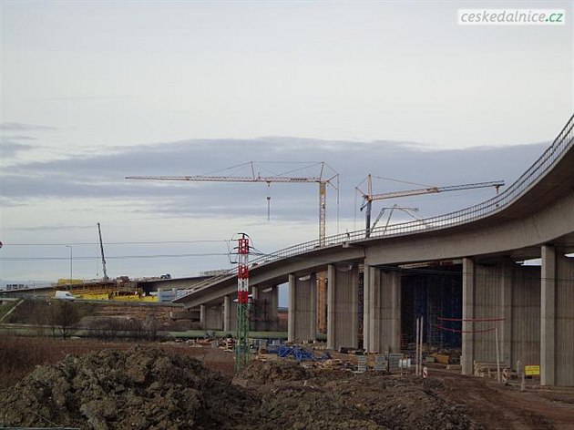 U Opatovic nad Labem rostou mosty budoucí R35. P�íprava pokra�uje výkupy pozemk�.