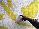 Indonéský policista ukazuje na map oblast, kde se pravdpodobn zítil airbus...