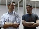 Ruský opoziní bloger Alexej Navalnyj (vlevo) a jeho bratr Oleg ped moskevským...
