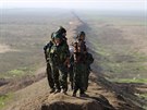 Kurdské bojovnice hlídkují na hranici Iráku a Sýrie poblíž města Snún (22....