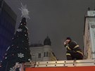 Policisté a hasii poslali do centra Prahy desítky svých lidí (31. prosince...