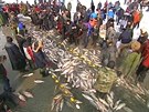Tém sto tisíc lidí dorazilo na rybáský festival na jezee cha-kan na...